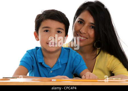 Elementare ragazzo di età impostato su sfondo bianco Foto Stock