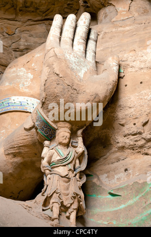 Enormi statue di Buddha a Grotte di Yungang che è uno dei più grandi - scala antiche grotte in Cina. Foto Stock