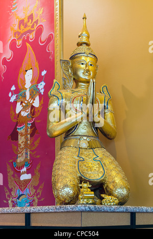 Thai Teppanom Angelo statua e la Dea dipinto in background Foto Stock