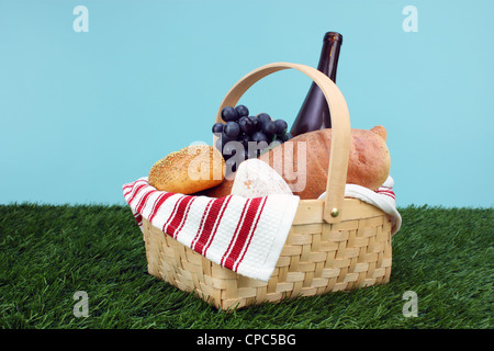 Cesto picnic riempito con il cibo che è pronto a mangiare Foto Stock