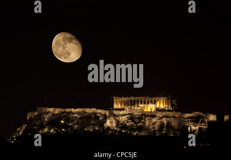Parthenon sulla collina dell'Acropoli di Atene di notte con quasi la luna piena Foto Stock
