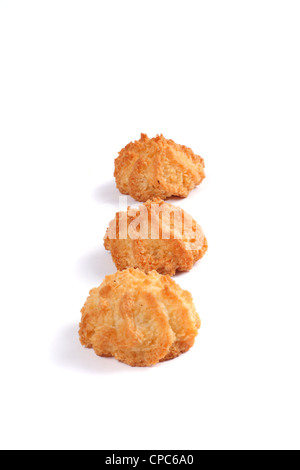 Tre i cookie di cocco su sfondo bianco foto Foto Stock