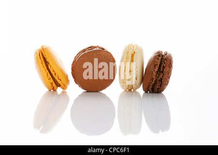 Amaretti al cioccolato di isolamento su sfondo bianco Foto Stock