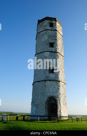 Il vecchio Faro Faro .Chalk tower ora restaurato Flamborough Head Yorkshire England Regno Unito. Foto Stock