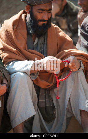 Uomo afgano con la preghiera di perline in Helmand Foto Stock