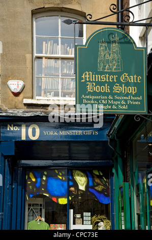 Primo piano di Sign Outside Minster Gates Independent Book Shop Negozio di librerie York North Yorkshire Inghilterra Regno Unito GB Gran Bretagna Foto Stock