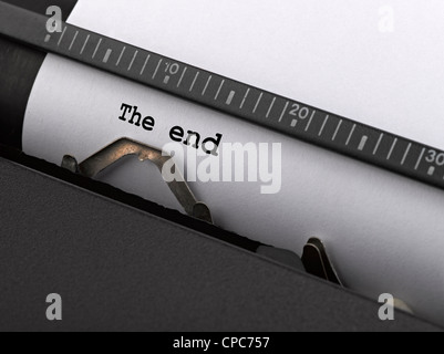 'Fine' messaggio digitato da macchina da scrivere vintage. Foto Stock