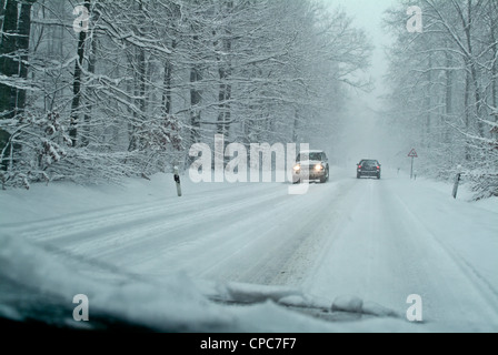 Automobili su una autostrada nevoso in Germania. Foto Stock