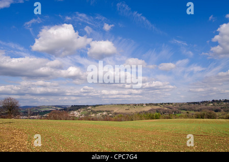 Vista sulla valle Nalisworth guardando verso Rodborough Common, vicino a Stroud, Gloucestershire, Cotswolds, REGNO UNITO Foto Stock