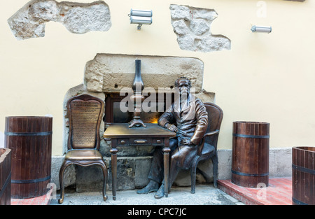 Un monumento gli inventori di lampade a cherosene nella città di Lviv, Ucraina Foto Stock