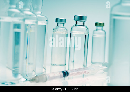 Close-up di parecchie fiale di farmaci e una siringa. Foto Stock