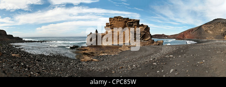 Panoramica di immagini di una baia naturale a 'El Golfo' sull'isola delle Canarie di Lanzarote. Foto Stock