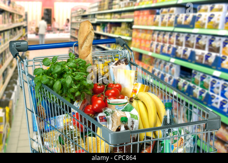 Il cibo in un carrello della spesa in un supermercato. Foto Stock
