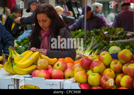 Negozi di alimentari Dolac il principale mercato centrale di Zagabria Croazia Europa Foto Stock