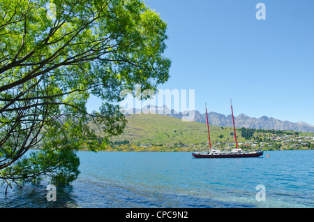 Sul lago Wakatipu e sulle cime del Remarkables vicino a Queenstown Isola del Sud della Nuova Zelanda Foto Stock