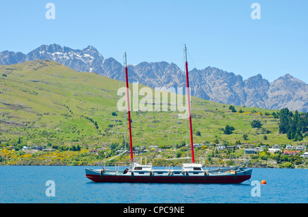 Sul lago Wakatipu e sulle cime del Remarkables vicino a Queenstown Isola del Sud della Nuova Zelanda Foto Stock