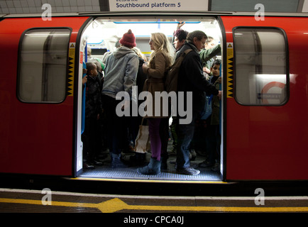 Affollata metropolitana di Londra trasporto durante la mattina ora di punta Foto Stock