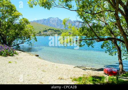 Sul lago Wakatipu e sulle cime del Remarkables vicino a Queenstown Isola del Sud della Nuova Zelanda Foto Stock