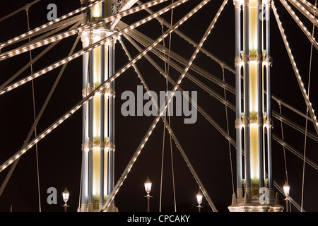 Una sezione di Albert Bridge London attraversando il fiume Tamigi da Battersea al Chelsea con luci in stile vittoriano e illuminazione a LED Foto Stock