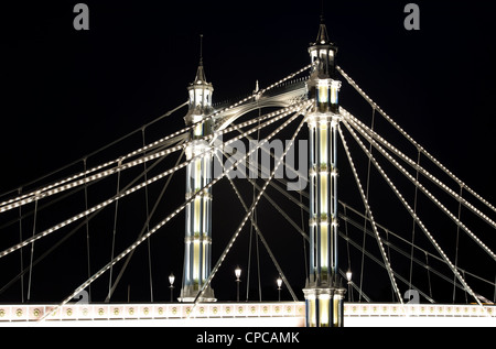 Una sezione di Albert Bridge London attraversando il fiume Tamigi da Battersea al Chelsea con luci in stile vittoriano e illuminazione a LED Foto Stock