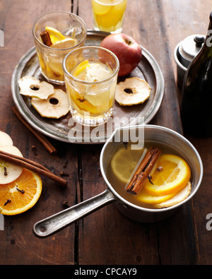 Bicchieri di sidro caldo speziato Foto Stock