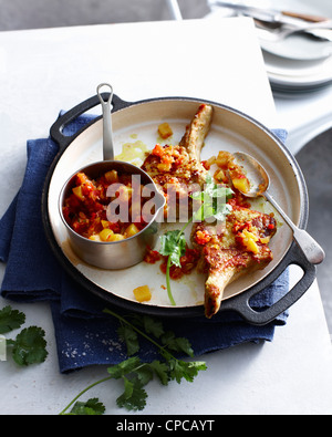 Piastra del maiale con chutney di pesche Foto Stock