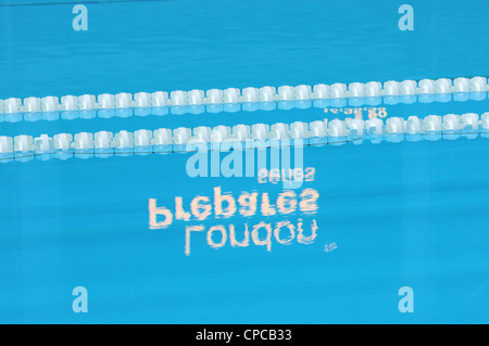 Una riflessione di "di Londra si prepara' logo in piscina presso il Polo Acquatico Arena, 2012 Olympic Park, Londra. 05 maggio 2012. Foto Stock