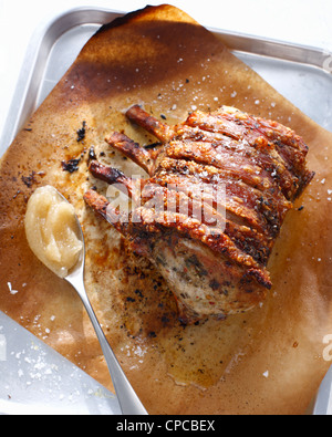 Piatto di arrosto di maiale con salsa di mele Foto Stock