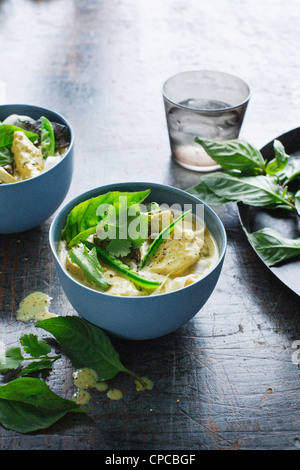 Bocce di pollo laksa ed erbe aromatiche Foto Stock