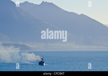 Il sistema di cottura a vapore storico SS Earnslaw sul lago Wakatipu con Walter Peak dietro, Queenstown, Isola del Sud, Nuova Zelanda Foto Stock