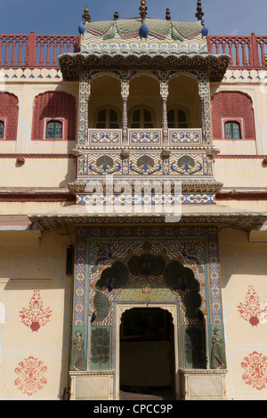 Il Peacock gate (autunno) presso il palazzo della città complessa, Jaipur. Foto Stock