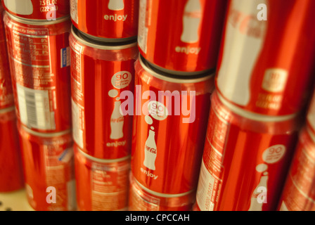 Sei confezioni di 7,5 once di lattine di coca cola in un supermercato a New York Sabato, 12 maggio 2012. (© Richard B. Levine) Foto Stock