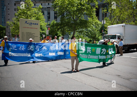 Portando gli striscioni e insegne aderenti a Falun Dafa da tutto il mondo sfilano per le strade di Chinatown in NY Foto Stock