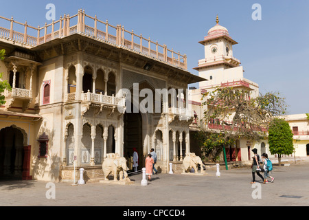 Arco d'ingresso alla Chandra Mahal o Chandra Niwas. La maggior parte comandare l edificio nel complesso del City Palace. Foto Stock