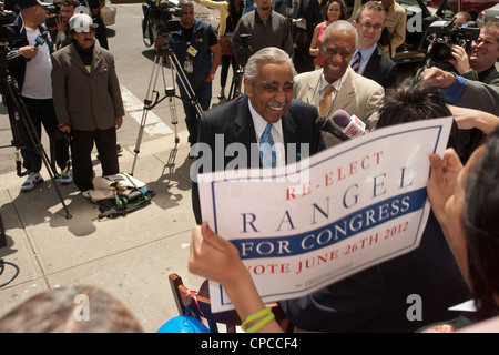 Harlem Congressman Charles Rangel appare a un'approvazione per la sua rielezione di fronte al Bronx County Building a new york Foto Stock