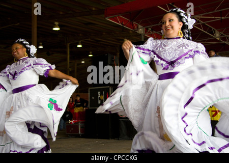 Ballet Folklorico prestazioni durante il Cinco de Mayo festival Foto Stock