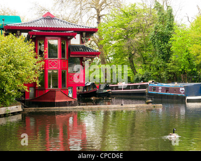 Un ristorante di stile cinese, case galleggianti e imbarcazioni strette in Little Venice, Paddington, Londra Ovest, sul Grand Union Canal, REGNO UNITO Foto Stock