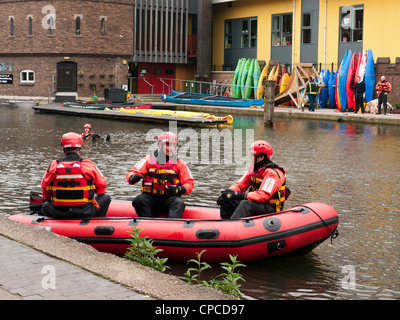 Gli uomini dal London Fire Brigade praticando sul canale in Little Venice, Paddington, Londra Ovest, sul Grand Union Canal Foto Stock