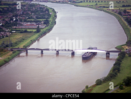 Veduta aerea storica del ponte Swing della Goole Railway, conosciuto anche come Hook Bridge o Viadotto di Skelton sul fiume Ouse, nel luglio 1986 Foto Stock