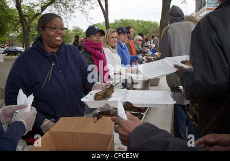 Detroit, Michigan - Volontari feed senzatetto da tabelle configurate nel Parco Cass. Foto Stock