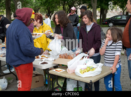 Detroit, Michigan - Volontari feed senzatetto da tabelle configurate nel Parco Cass. Foto Stock