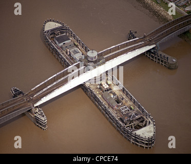 Veduta aerea storica del ponte Swing della Goole Railway, conosciuto anche come Hook Bridge o Viadotto di Skelton sul fiume Ouse, nel luglio 1986 Foto Stock