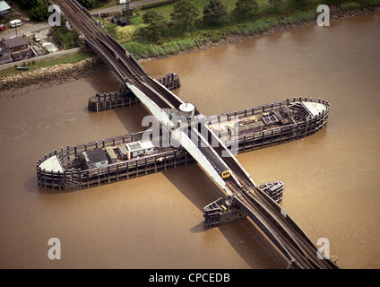 Veduta aerea storica del ponte Swing della Goole Railway, conosciuto anche come Hook Bridge o Viadotto di Skelton sul fiume Ouse, nel luglio 1986 Foto Stock