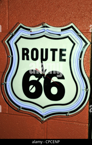 Dipinto e illuminate al neon route 66 segno che raddoppia come un orologio Foto Stock