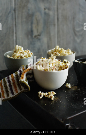 Bocce di popcorn aromatizzato su tavola Foto Stock