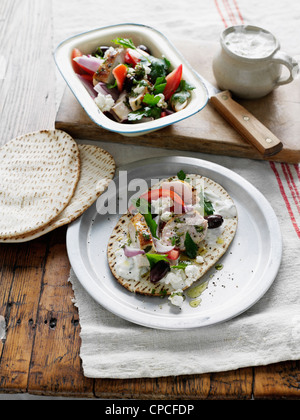 Piastra di souvlaki di pollo ed il tortilla Foto Stock