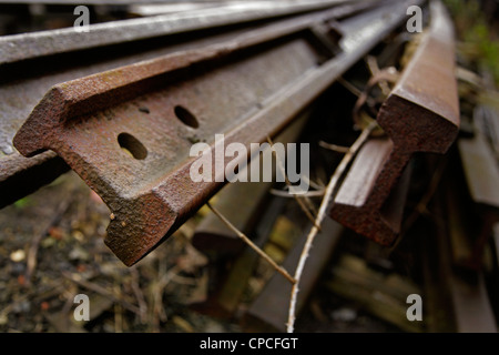 Lunghezze del vecchio arrugginito linee ferroviarie in scrapyard. Foto Stock