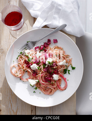 Piastra della barbabietola la pasta con il formaggio Foto Stock