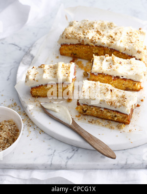 Piastra della torta di carote con la glassa Foto Stock