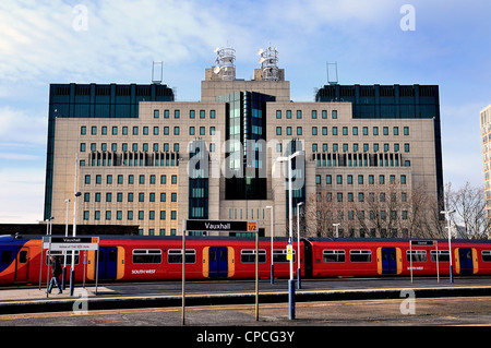 Stazione di Vauxhall con MI6 edificio in background Foto Stock